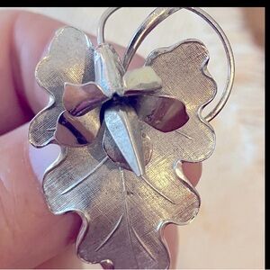 Lovely vintage sterling silver leaf brooch